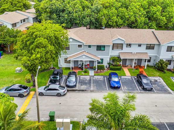 10527 NW 6th St, Pembroke Pines FL 33026