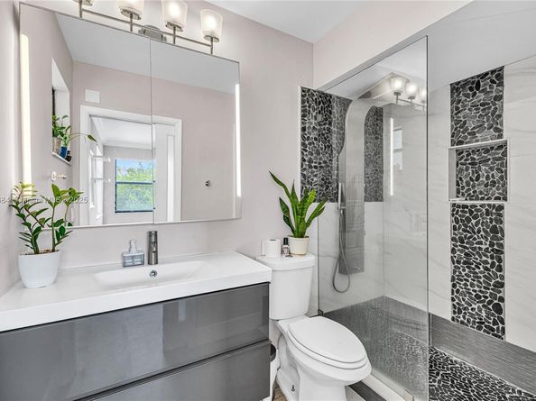 10527 NW 6th St, Pembroke Pines FL 33026