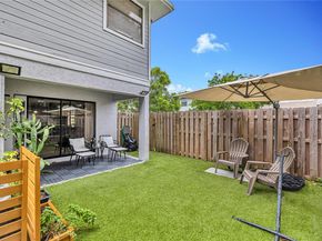 10527 NW 6th St, Pembroke Pines FL 33026