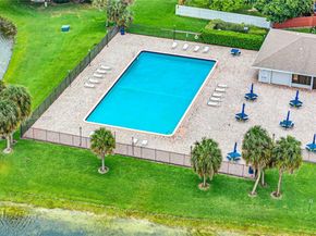 10527 NW 6th St, Pembroke Pines FL 33026