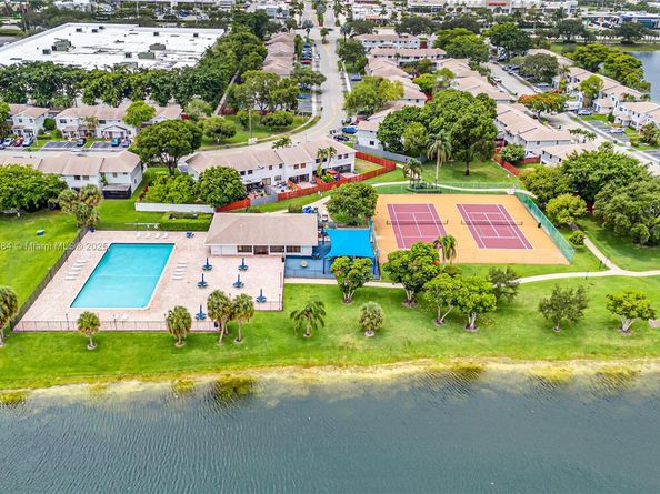 10527 NW 6th St, Pembroke Pines FL 33026