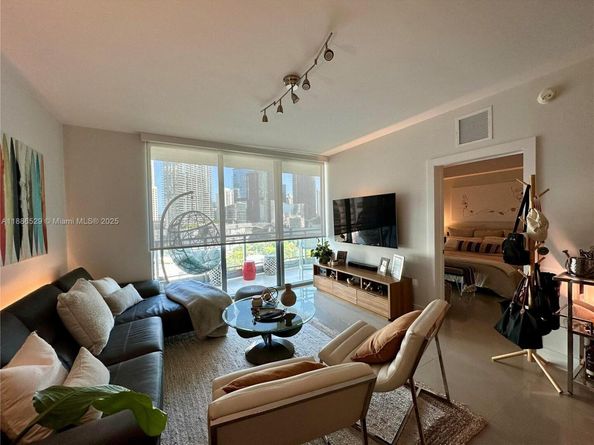 1Q. JKL,M SW 3rd St 1603, Miami FL 33130