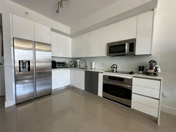 1Q. JKL,M SW 3rd St 1603, Miami FL 33130