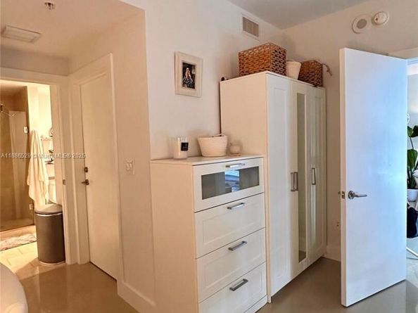 1Q. JKL,M SW 3rd St 1603, Miami FL 33130