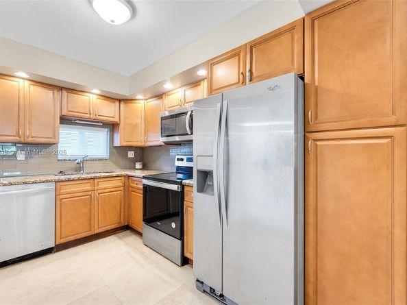 9811 N Hollybrook Lake Dr 103, Pembroke Pines FL 33025