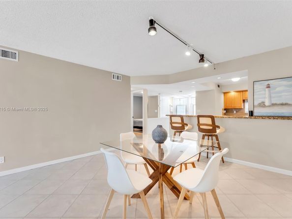 9811 N Hollybrook Lake Dr 103, Pembroke Pines FL 33025