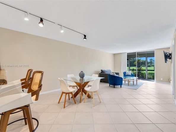 9811 N Hollybrook Lake Dr 103, Pembroke Pines FL 33025