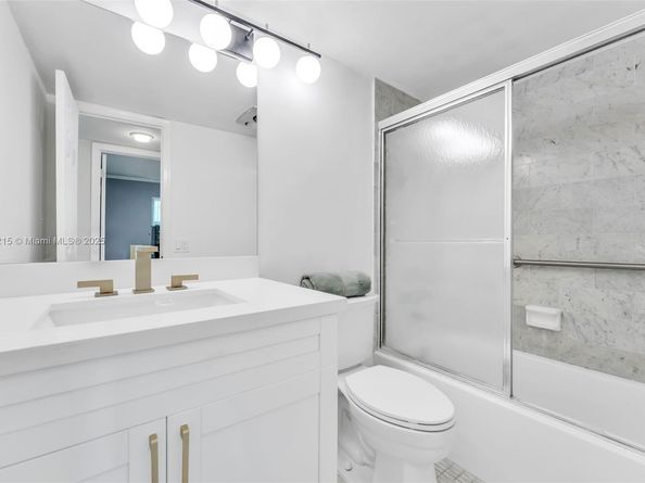 9811 N Hollybrook Lake Dr 103, Pembroke Pines FL 33025