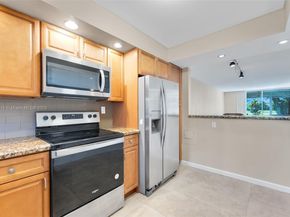 9811 N Hollybrook Lake Dr 103, Pembroke Pines FL 33025