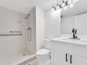 9811 N Hollybrook Lake Dr 103, Pembroke Pines FL 33025