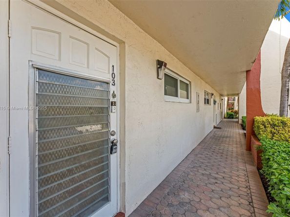 9811 N Hollybrook Lake Dr 103, Pembroke Pines FL 33025