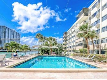 220 Kings Point Dr