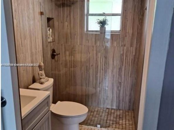 220 Kings Point Dr 106, Sunny Isles Beach FL 33160