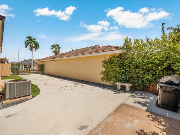 1070 NW 129th Pl, Miami FL 33182