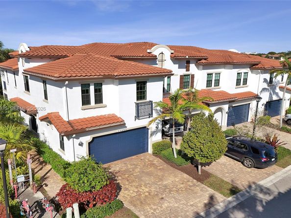 11353 SW 13th St, Pembroke Pines FL 33025