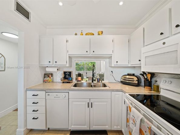 3530 NW 52nd Ave 606, Lauderdale Lakes FL 33319