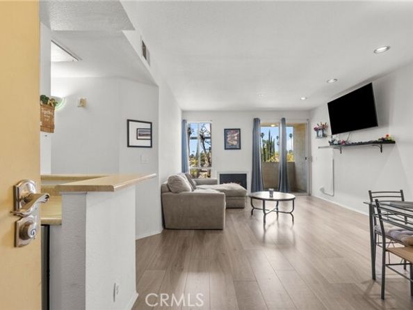 19350 Sherman Way 204, Reseda (los Angeles) CA 91335