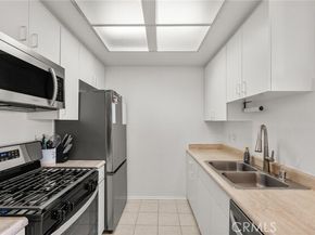 19350 Sherman Way 204, Reseda (los Angeles) CA 91335