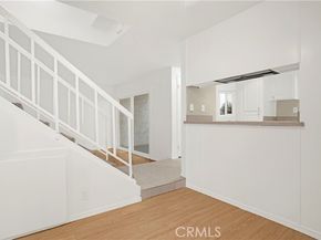 18411 Hatteras Street 122, Tarzana (los Angeles) CA 91356