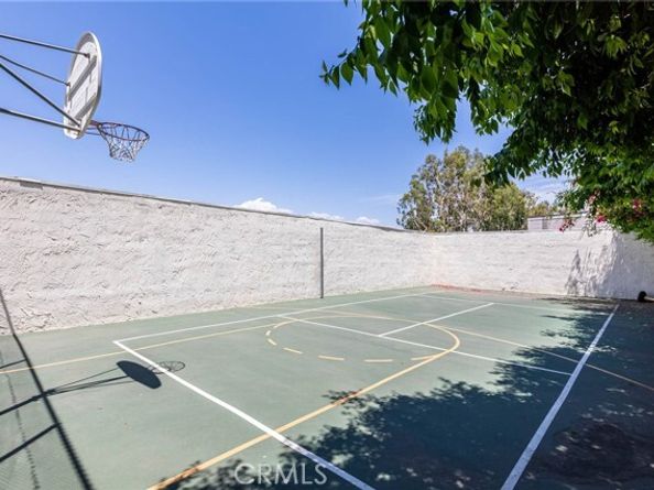 18411 Hatteras Street 122, Tarzana (los Angeles) CA 91356
