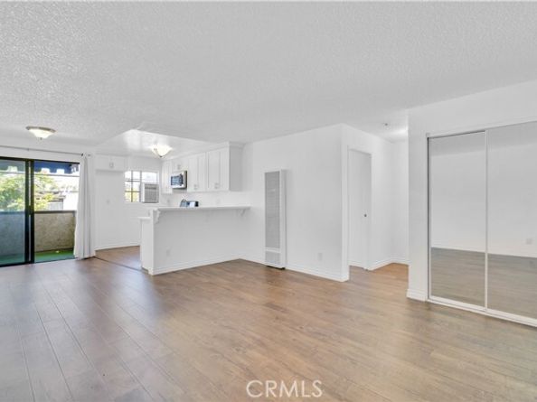 18530 Hatteras Street 209, Tarzana (los Angeles) CA 91356