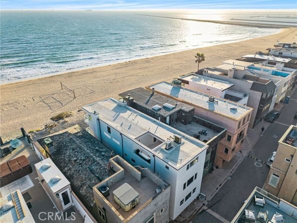 105 Surfside Avenue, Surfside (seal Beach) CA 90743