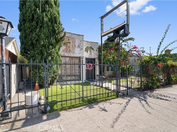 11170 Burbank Boulevard, North Hollywood (los Angeles) CA 91601