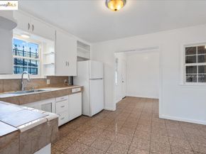8806 Dowling St, Oakland CA 94605