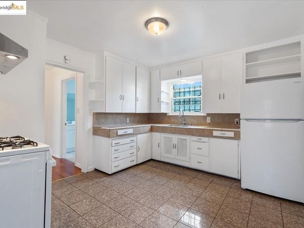 8806 Dowling St, Oakland CA 94605