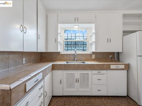8806 Dowling St, Oakland CA 94605