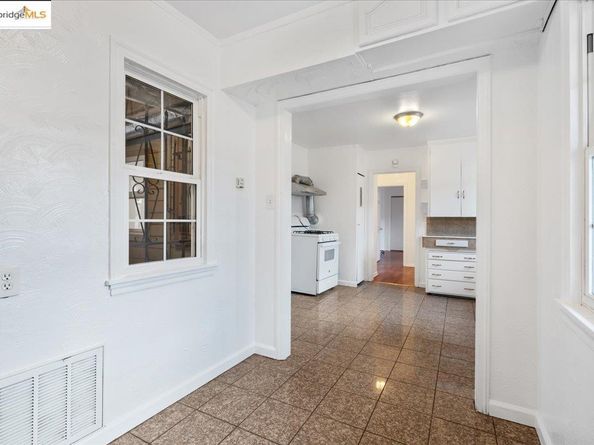 8806 Dowling St, Oakland CA 94605