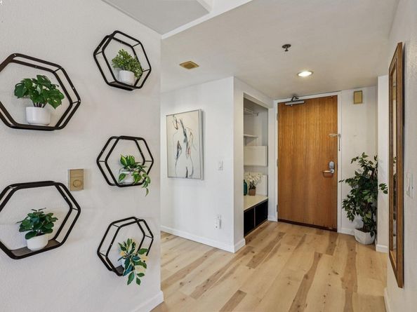 988 Franklin 609, Oakland CA 94607