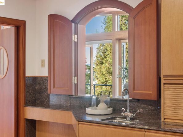 6148 Ocean View Dr, Oakland CA 94618