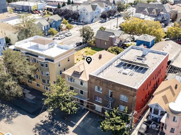 667 10th St, Oakland CA 95607