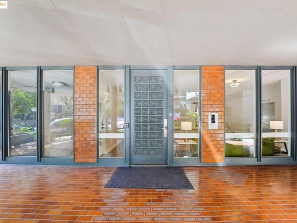 5340 Broadway Ter 403, Oakland CA 94618