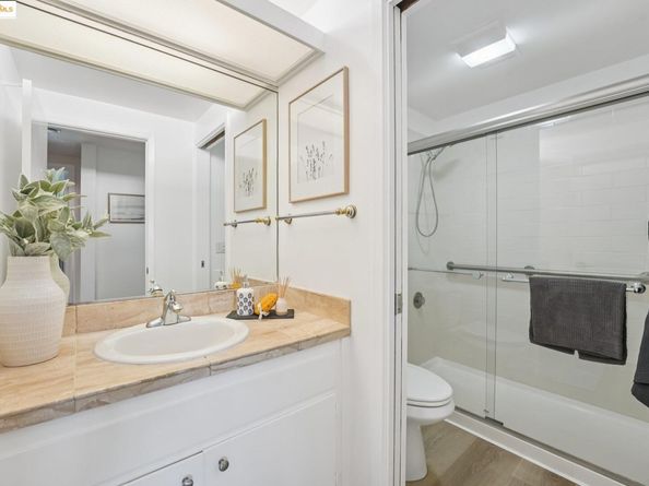 5340 Broadway Ter 403, Oakland CA 94618