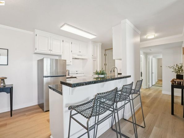 5340 Broadway Ter 403, Oakland CA 94618