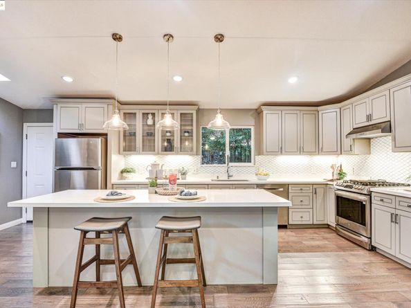 7 Saint Stephens Dr, Orinda CA 94563