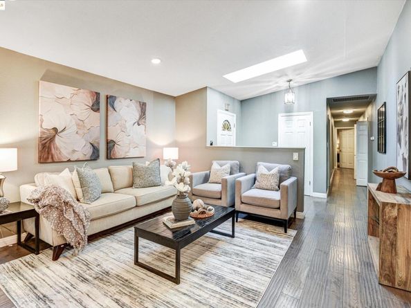 7 Saint Stephens Dr, Orinda CA 94563