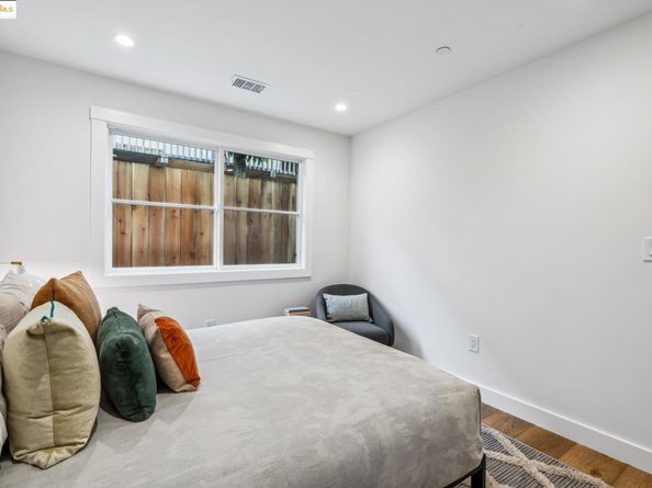 667 Alcatraz Ave, Oakland CA 94609
