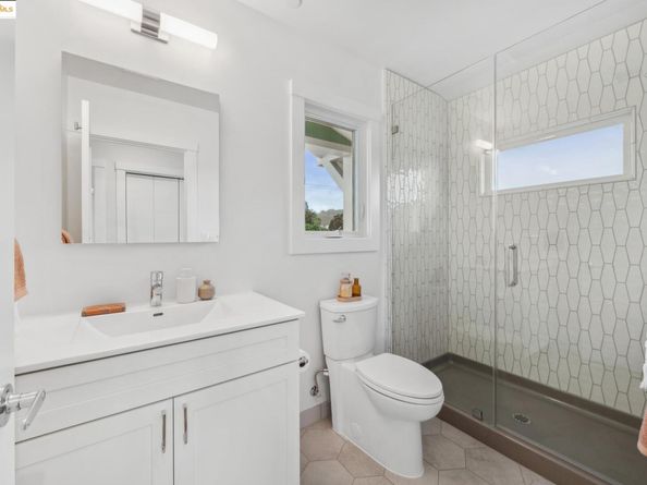 667 Alcatraz Ave, Oakland CA 94609