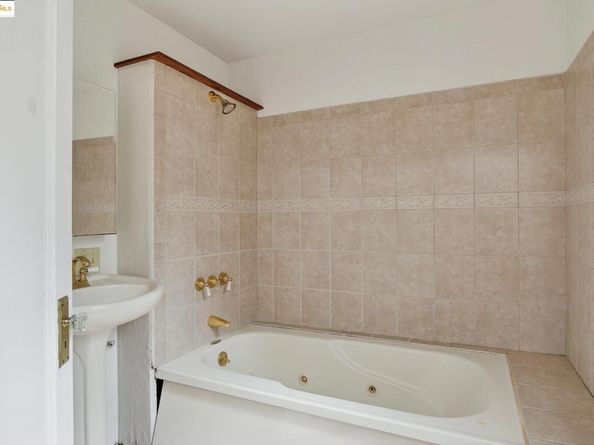 3710 Wisconsin St, Oakland CA 94619