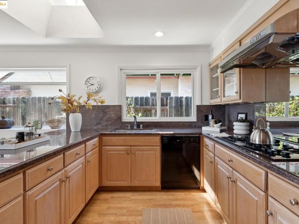 7801 Hansom Dr, Oakland CA 94605