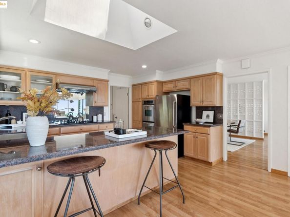 7801 Hansom Dr, Oakland CA 94605