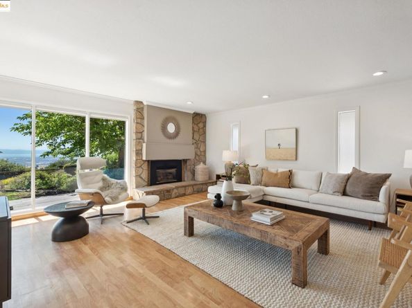 7801 Hansom Dr, Oakland CA 94605