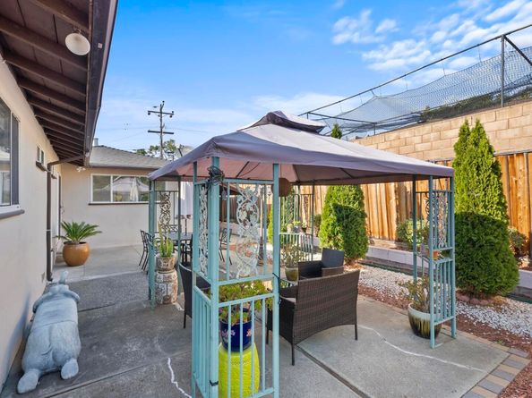 677 Fairway St, Hayward CA 94544