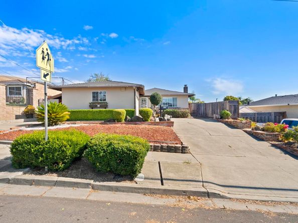 677 Fairway St, Hayward CA 94544