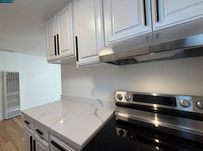 10 Moss Ave 15, Oakland CA 94610