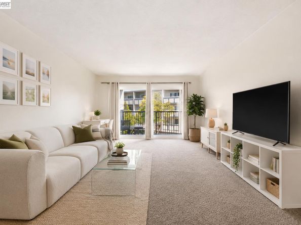 960 Shorepoint Court 214, Alameda CA 94501