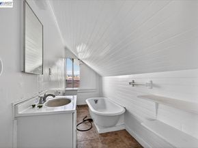 950 Loomis Ct, Oakland CA 94606